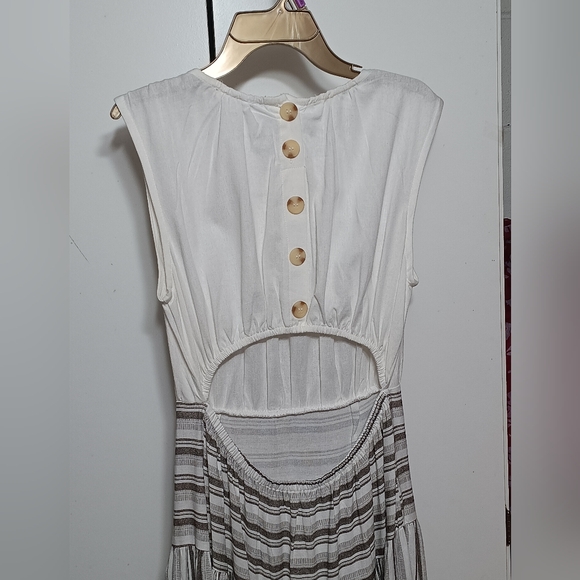 Elegant White and Brown Striped Dress - Picture 7 of 8